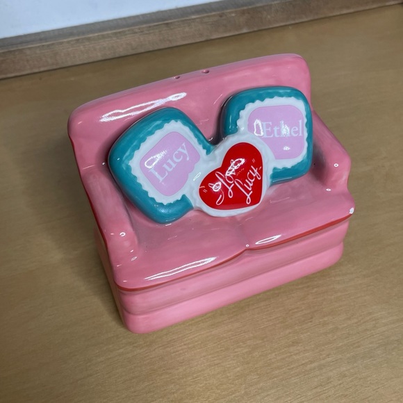 Iconic I Love Lucy Collectible Ceramic Reto-Inspired Couch Salt or Pepper Shaker - Picture 10 of 12